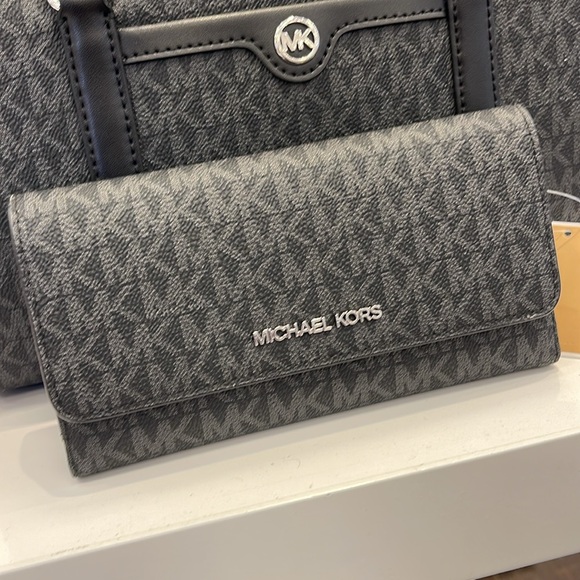 Michael Kors Jet Set Large Signature Logo Tri-Fold Wallet
Black 
NWT - Picture 10 of 16